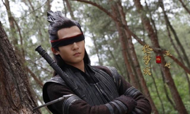 罩帅气摘掉后险些没认出来他反差感也太强了尊龙凯时人生就是搏平台国色芳华：戴上眼(图1)