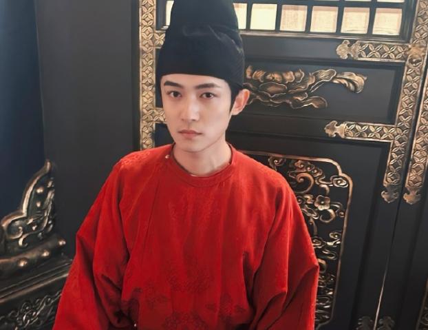 罩帅气摘掉后险些没认出来他反差感也太强了尊龙凯时人生就是搏平台国色芳华：戴上眼(图12)
