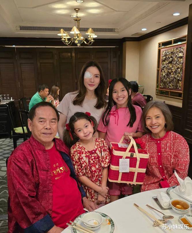 带女儿去爷爷家过年美女右眼受伤惹人怜惜尊龙凯时ag旗舰厅网站泰剧女神Aff(图4)