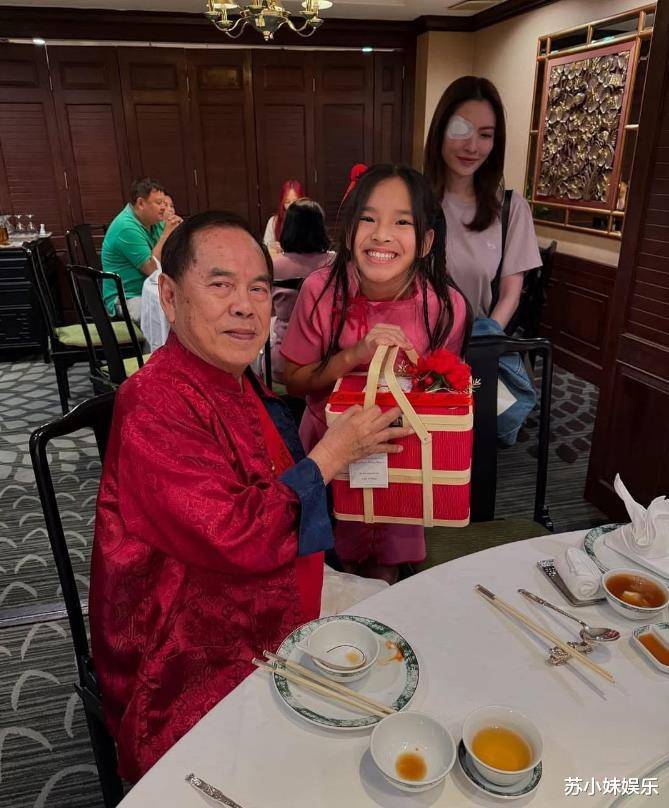 带女儿去爷爷家过年美女右眼受伤惹人怜惜尊龙凯时ag旗舰厅网站泰剧女神Aff(图5)