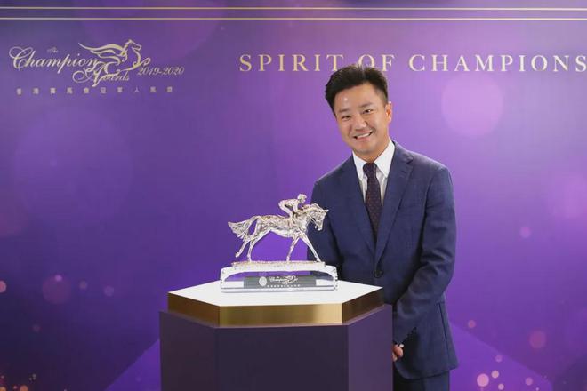 驹戴眼罩夺魁家族曾养香港马王尊龙凯时app网站王经纬赛(图1)