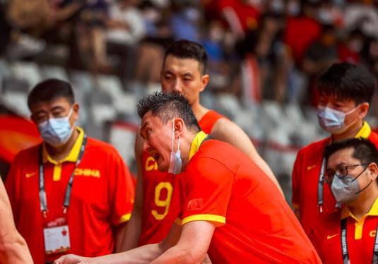 场上的霸气与更衣室的温情交织尊龙凯时app平台杜锋：赛(图2)