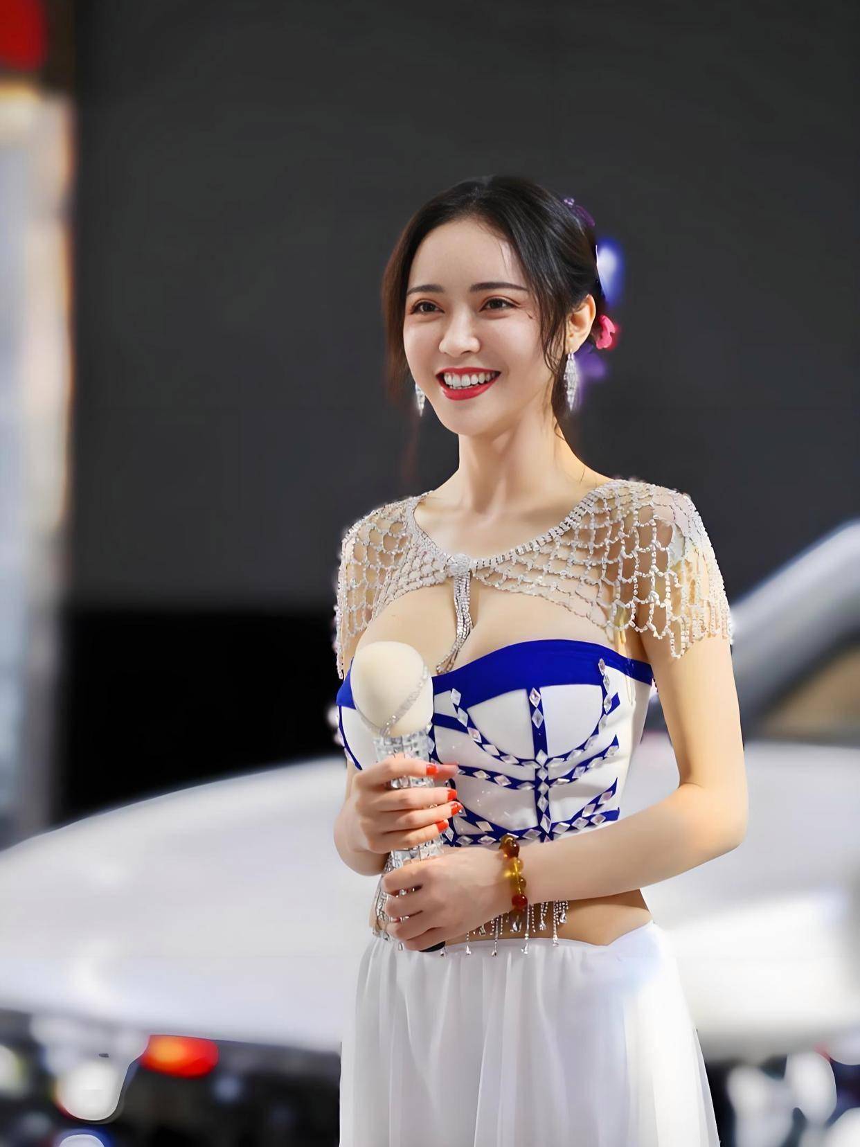的3部电影这魔鬼身材不愧是模特出身！尊龙凯时ag旗舰厅网站潘春春最惊艳(图8)